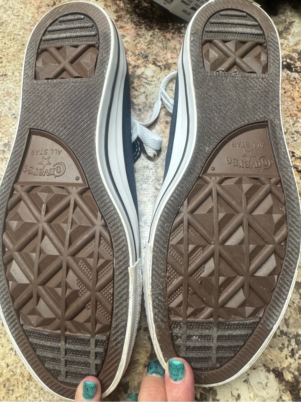 Classic Low-Top Navy Canvas Sneakers with White Laces - Picture 2 of 4